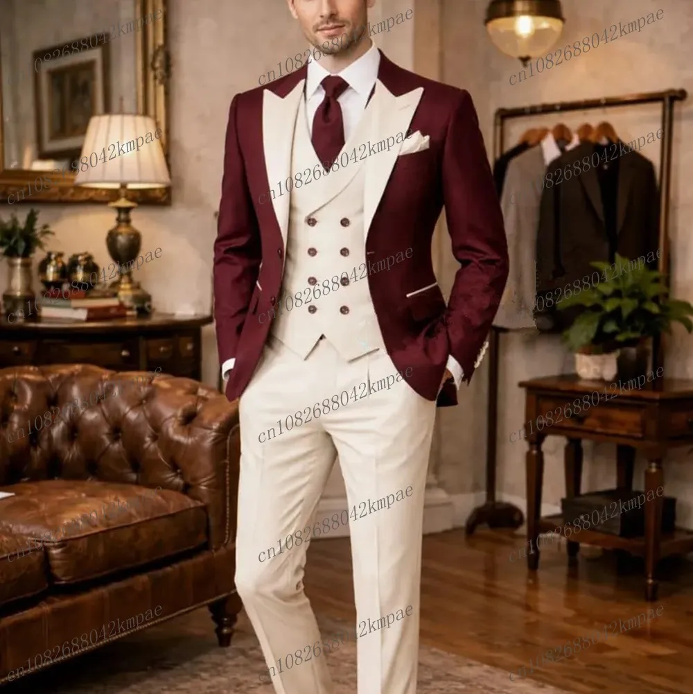 

Бордовый и цвета слоновой кости мужской костюм для торжественных мероприятий: свадьбы, выпускного, деловых встреч. Трехкомпонентный комплект: пиджак, жилет, брюки.