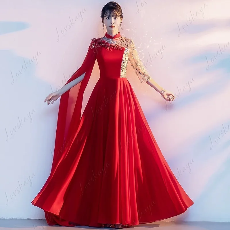 Die Performance-Kostüme für die Big Chorus Group When Singing Red Songs. Die formelle Kleidung des Chores. Langes formelles Kleid.