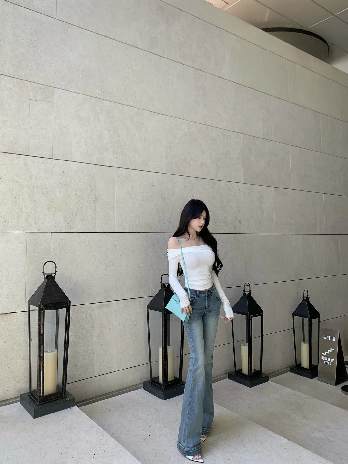 

Комплект женский: джинсы ручной работы с эффектом потертости и белая футболка в корейском стиле, повседневный, модный, из смесового полиэстера и хлопка