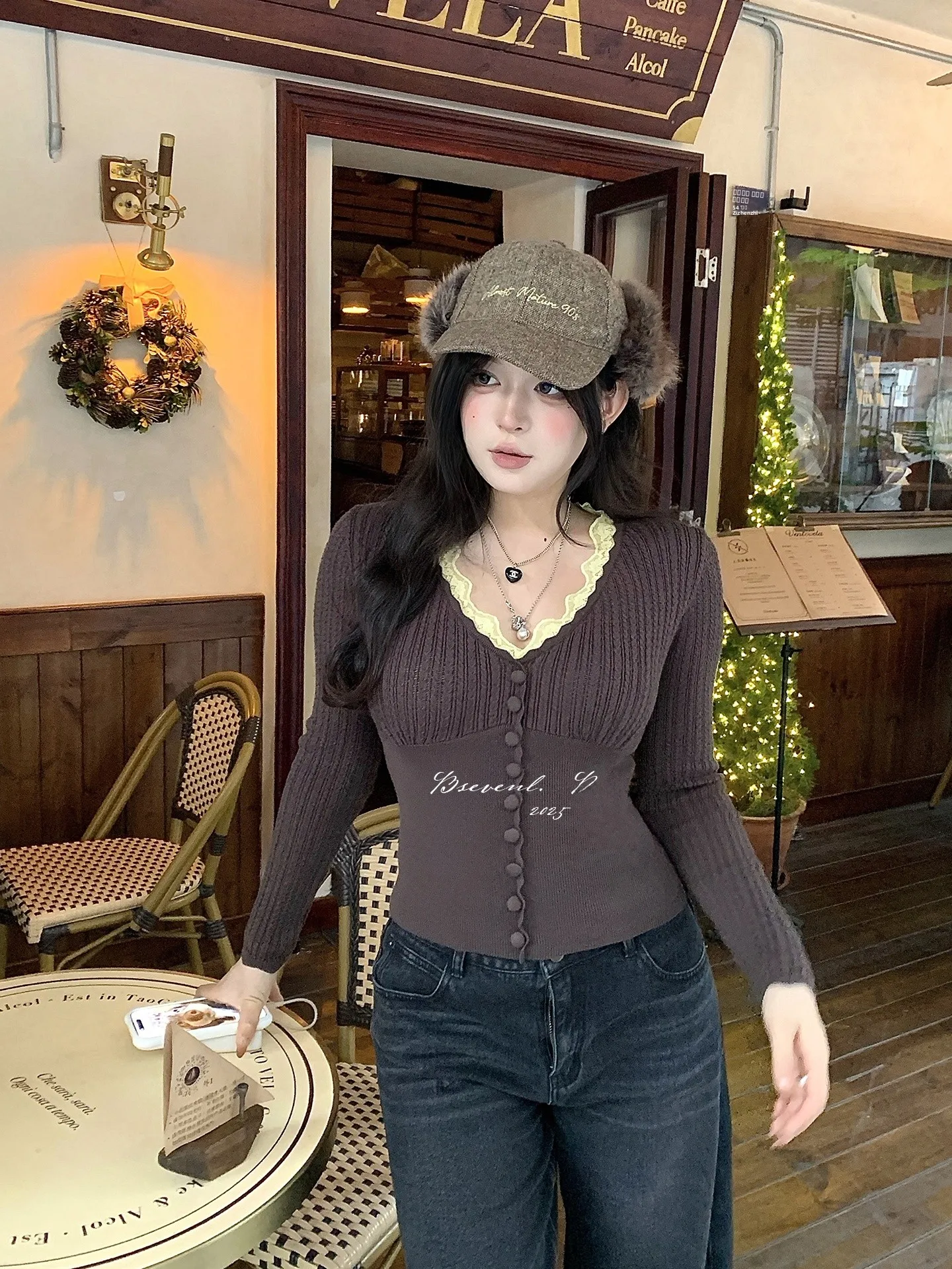 

Женская трикотажная футболка с V-образным вырезом и эффектом похудения, длинный рукав, черная, зима 2025, новинка, с эффектом утяжки на талии