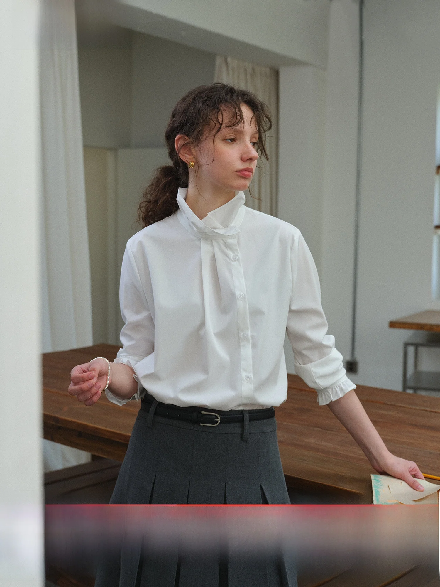 

Легкая в уходе женская блузка с воротником-стойкой и рюшами, белая, весенний дизайн, элегантный топ для офиса, полиэстер