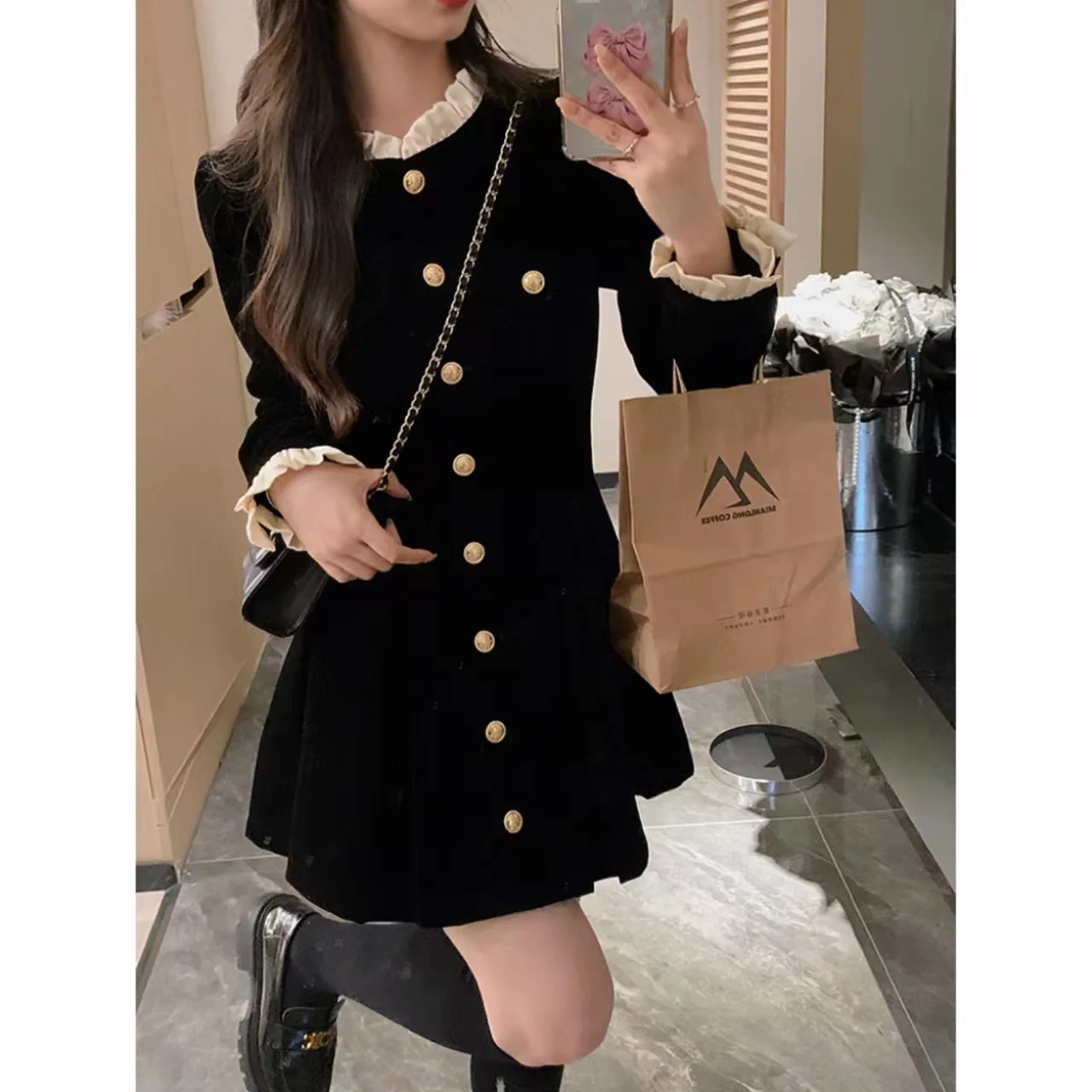 Französisches kleines schwarzes High-End-Samtkleid für Damen, Herbst-Winter, elegantes, tailliertes kurzes Kleid für Frauen.