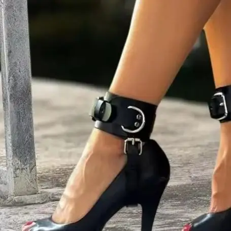 أحزمة أمان للكاحل Y2K Punk مزدوجة سوداء اللون للنساء، سلسلة وإبزيم، مجموعة أزياء