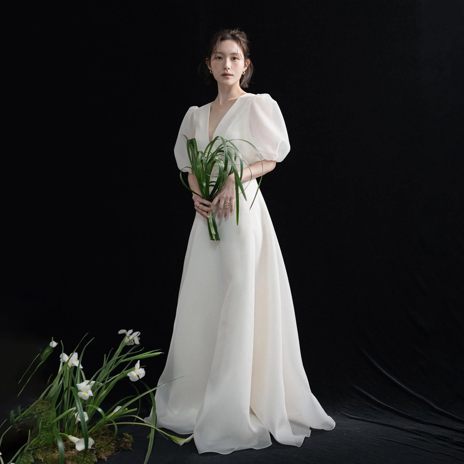 OEING V-Neck Luxury Formal Wedding Dresses Pleat Simple White Short Sleeves 프롬드레스 Floor Length Elegant Bride Gowns Party Women