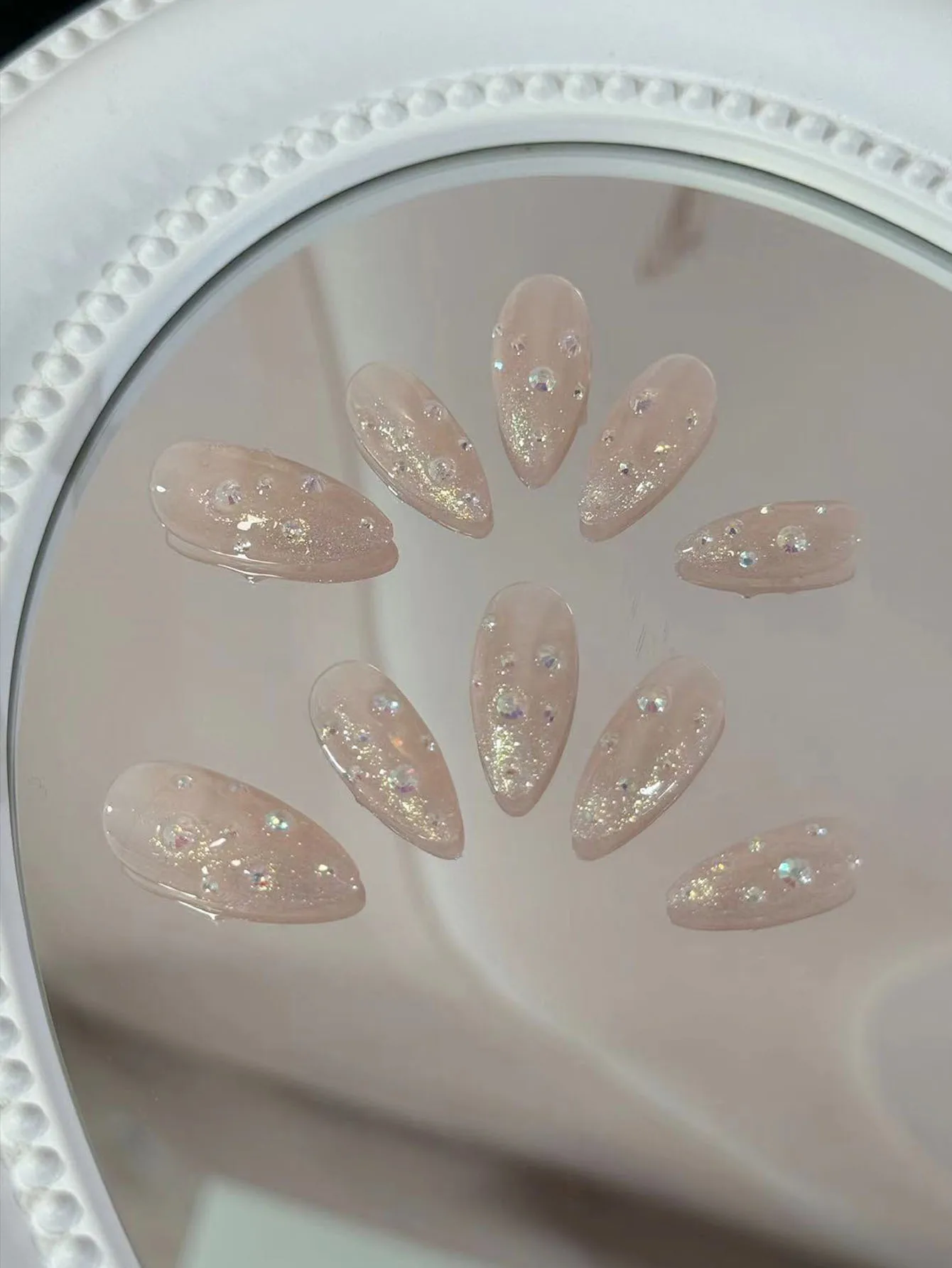 

10 Pieces of Handmade Almond-Shaped Laser Gradient Fashionable Minimalist Detachable Fake Nails