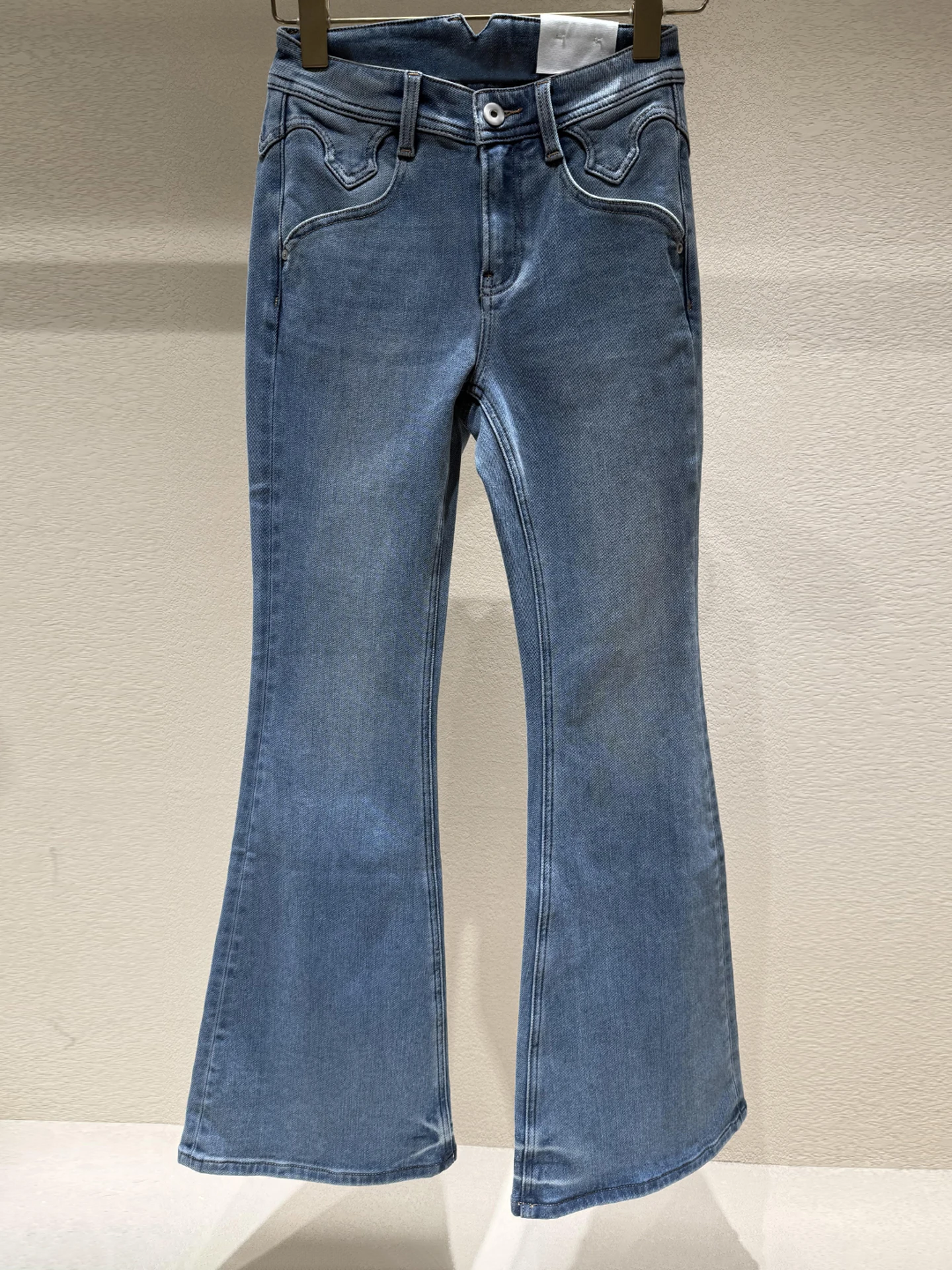 ชุดแฟชั่นฤดูหนาวสำหรับผู้หญิงระดับไฮเอนด์ เสื้อแจ็คเก็ตขนเป็ดเทียมและกางเกงยีนส์ทรงบาน ให้ความอบอุ่น เหมาะสำหรับการเดินทาง ผลิตจากเส้นใยโพลีเอสเตอร์ ปิดด้วยซิป