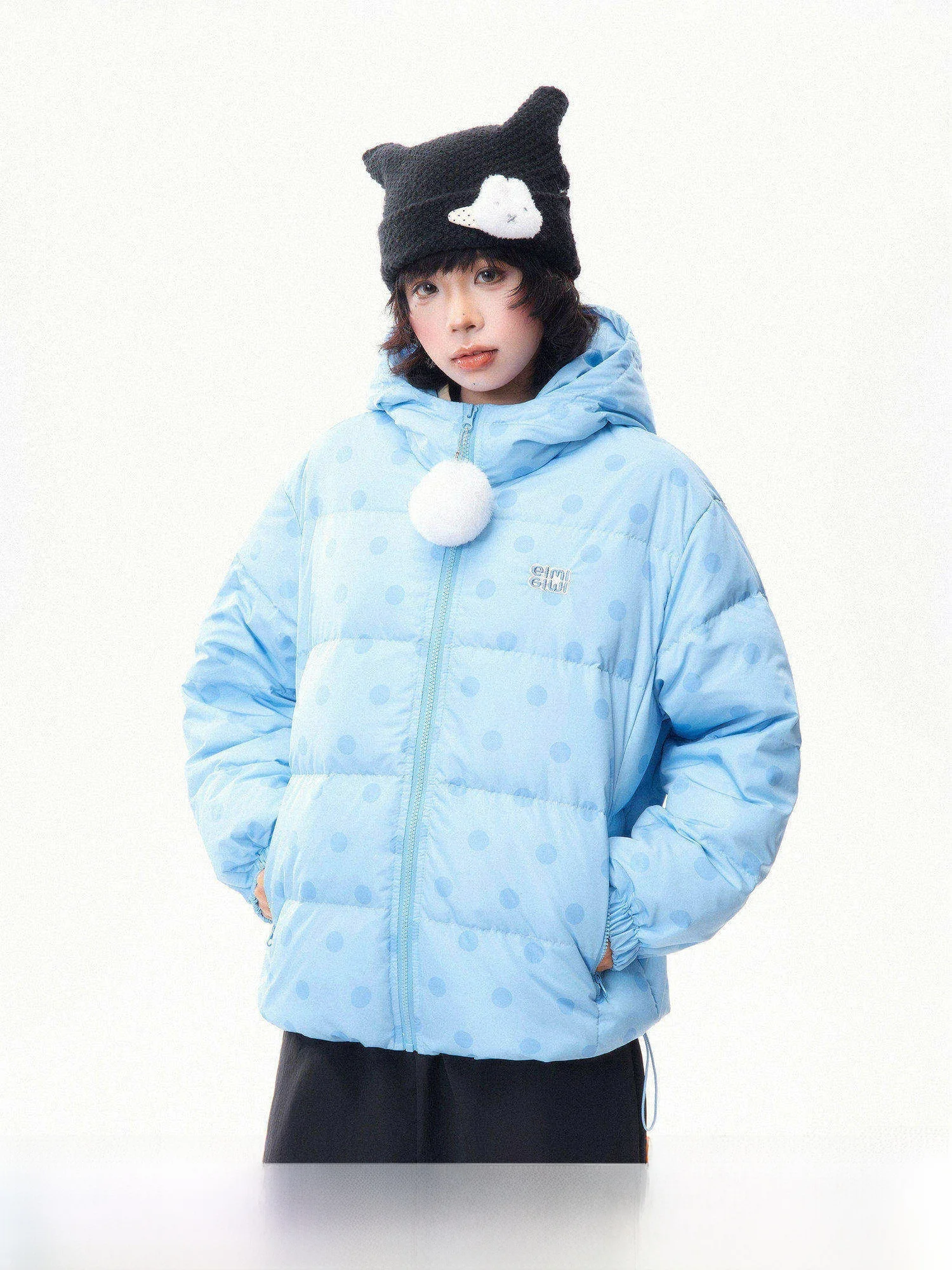 

Теплая женская пуховая куртка MKGO в корейском стиле с клетчатым принтом, свободного кроя, с капюшоном и помпоном, белая, на пуху.