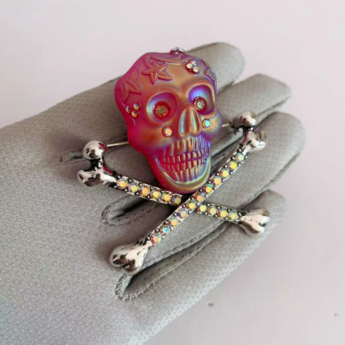 

MITTO FASHION JEWELRIES AND HIGH-END ACCESSORIES RHINESTONES PAVED CLASSIC SKULL VINTAGE PIN WOMEN BROOCH