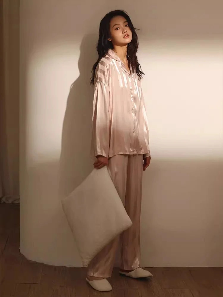 victoria-–-ensemble-de-vetements-de-maison-en-satin-de-soie-legere-pour-femmes-vetement-de-luxe-fin-haut-de-gamme-raye-nouvelle-collection-automne-hiver-2025