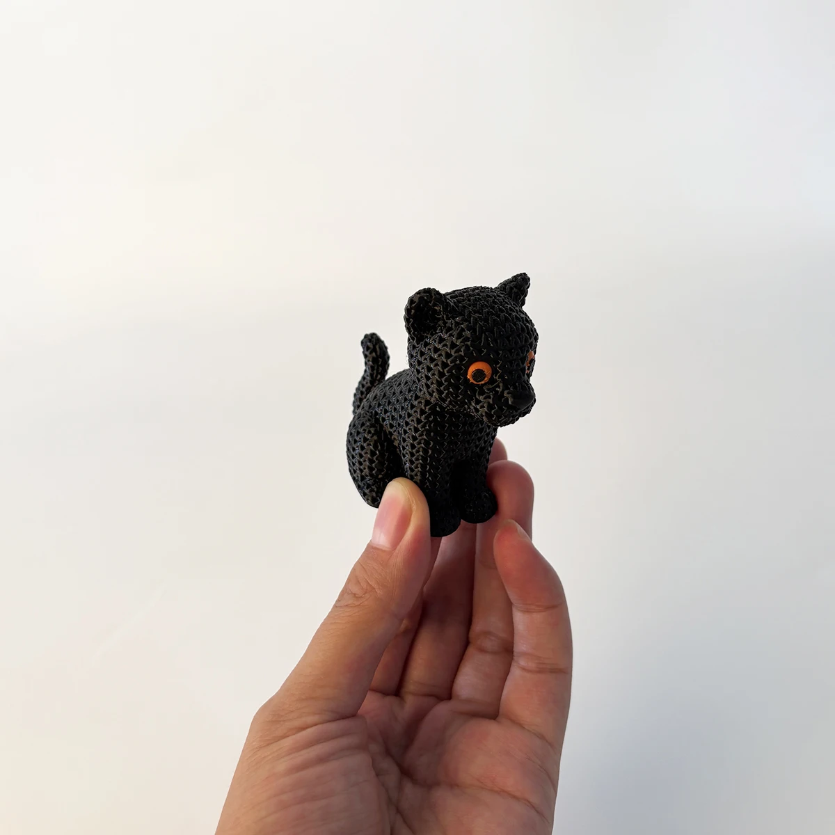 A Woven Black Panther Statue Decorative Ornament, with a Modern Minimalist Design, Clean Lines, and Striking Orange Eyes and Fine Texture Details. It Is an Ideal Decoration and Gift Choice for Animal Lovers.