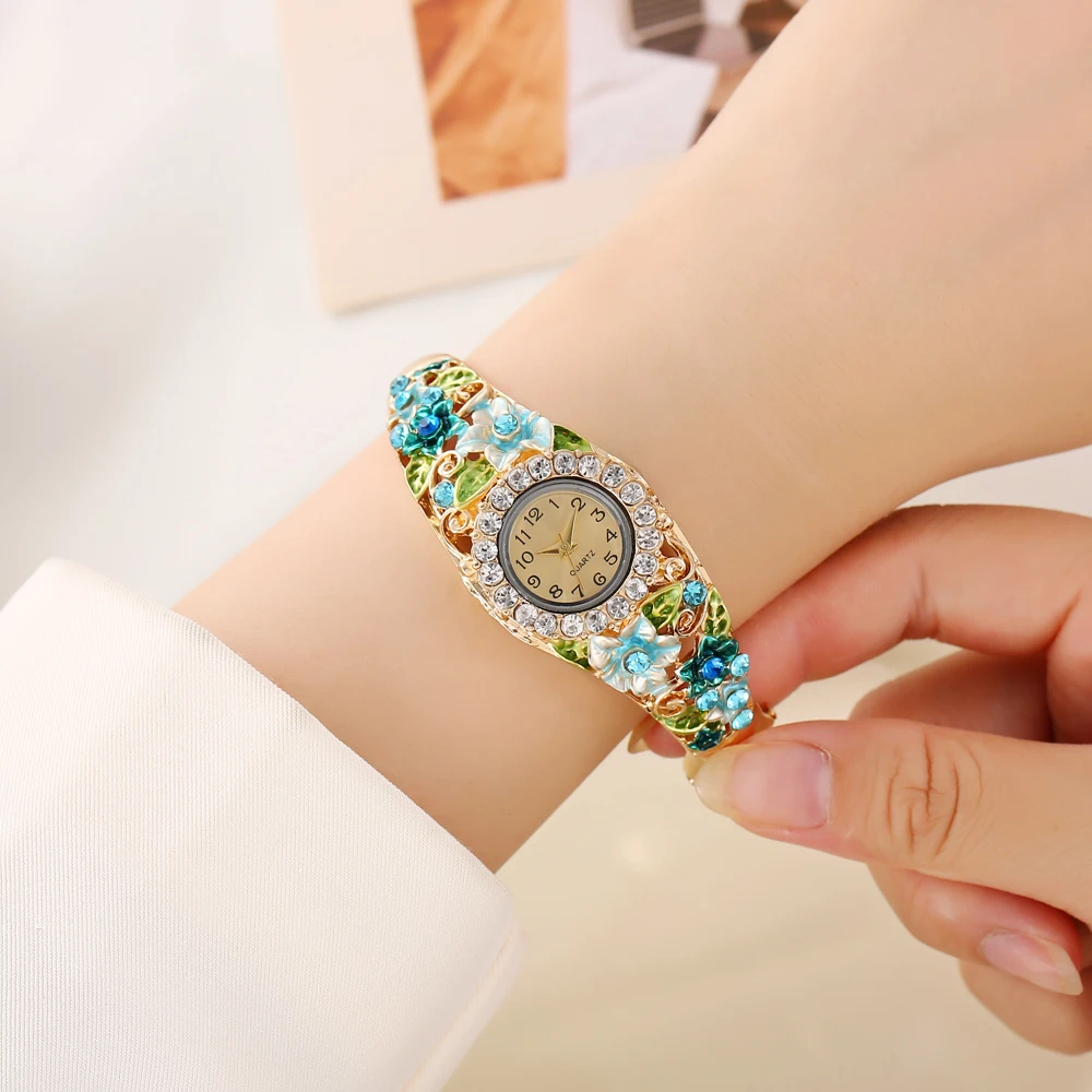 2025 جديد Cloisonn é ريترو قصر نمط أنيق الأزهار ساعة نسائية موضة مجموعة مجوهرات متعددة الاستخدامات