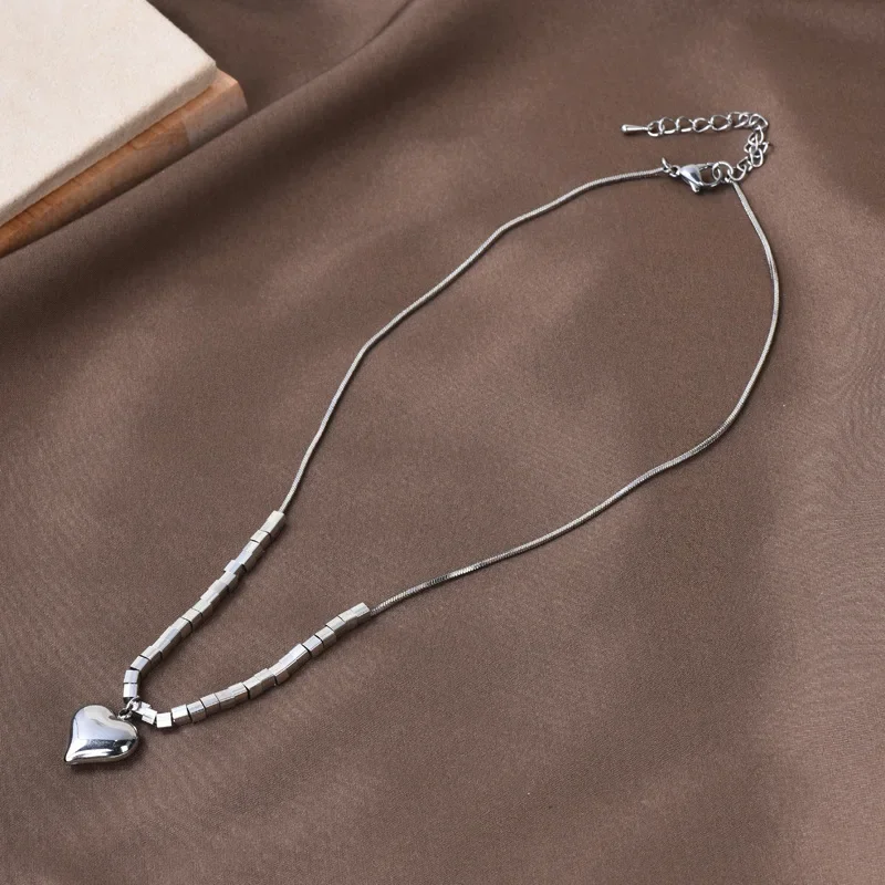 

Niche design, lucky square collarbone chain, titanium steel heart-shaped ladies' necklace