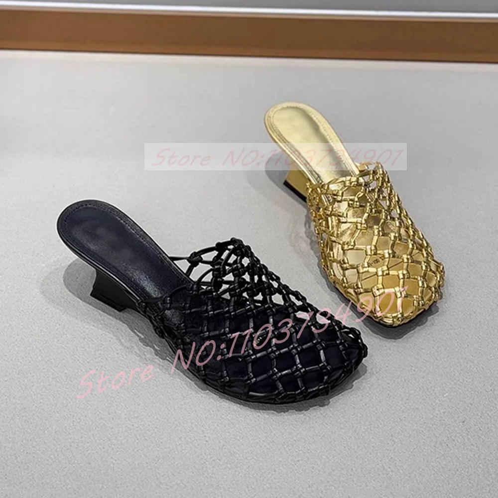 

Тапочки на странном каблуке с клетчатым носком, женские золотые тапочки из натуральной кожи с квадратным носком, плетеные полые туфли на танкетке, женские повседневные уличные тапочки