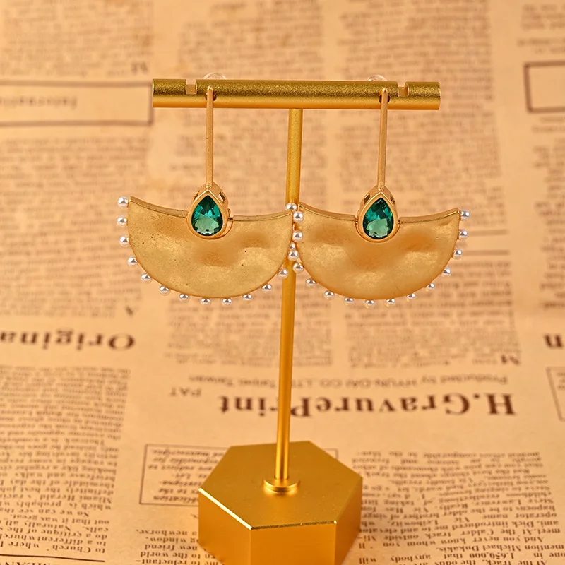 New 2025 Fashion Classic European and American Retro Light Luxury Palace Fan Leaf Pearl Earrings Personalized earrings woman