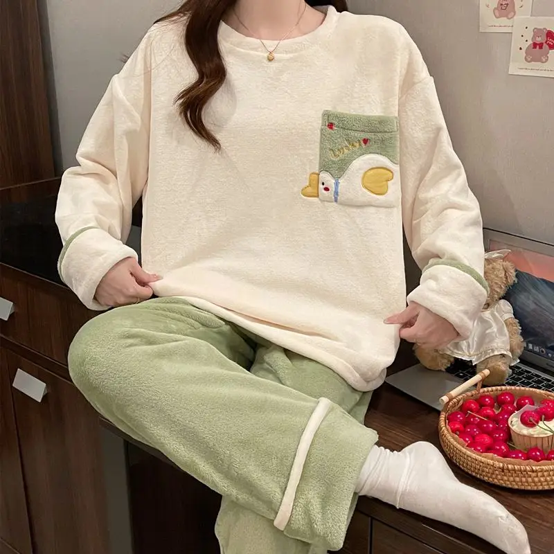 Pijamas de lana coral para mujer, ropa de dormir gruesa y cómoda, bonito modelo de dibujos animados, pijama de franela, ropa de casa, otoño e invierno