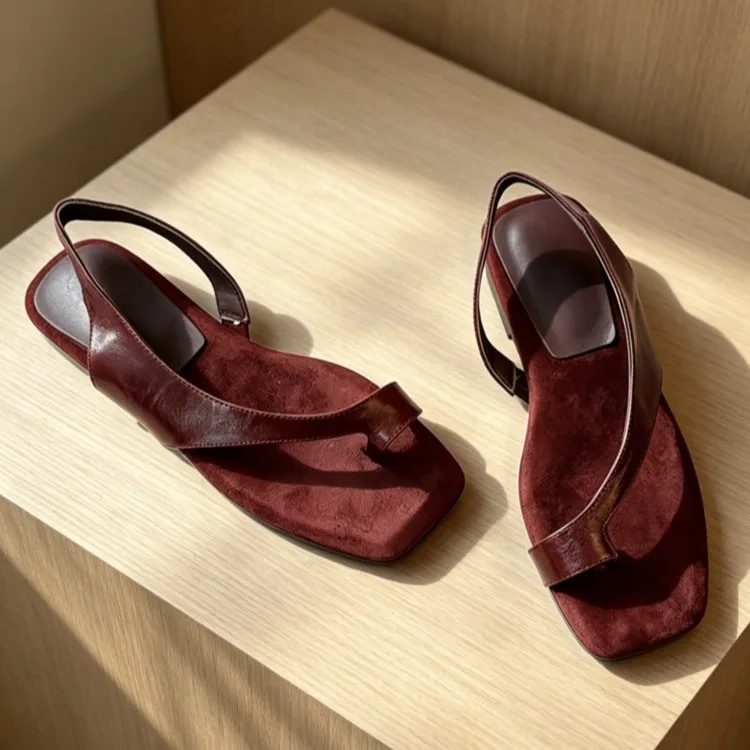 Hochwertige Leder-Sandalen im französischen Stil für Damen, Sommer 2026, flache Outdoor-Zehensteg-Slipper mit einem Riemen