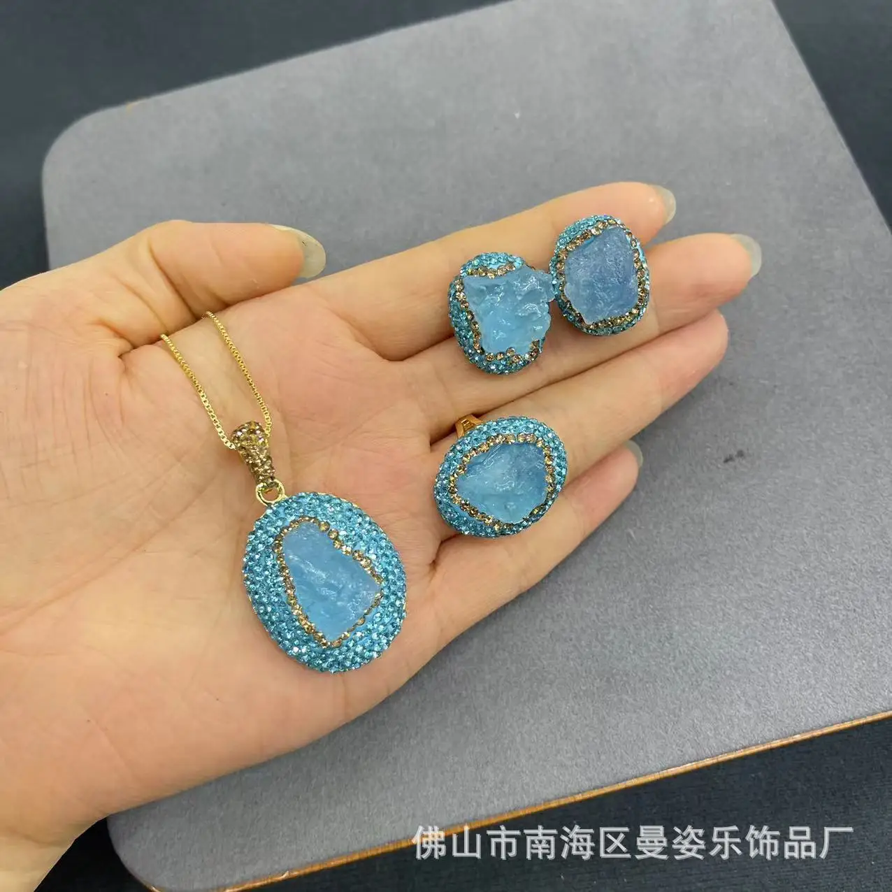 

Ore factory direct sales Aquamarine raw ore stone clay inlay process exquisite set natural stone pendant necklace earring ring