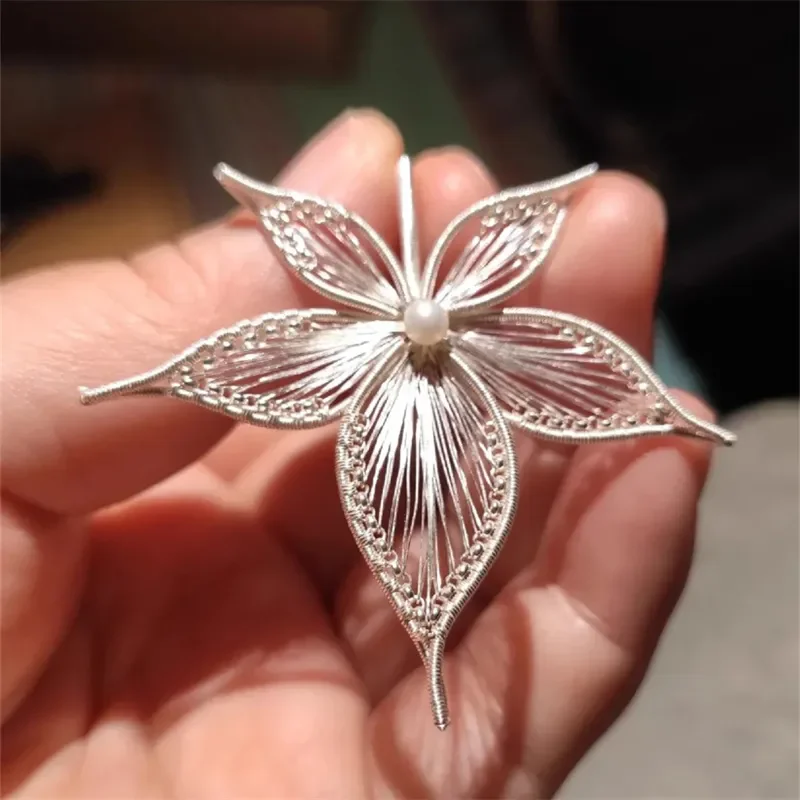 

New Chinese Style Silver White Color Imitation Pearl Wound Maple Leaf Brooch Women's High End Luxury Exquisite Jewelry Brooch