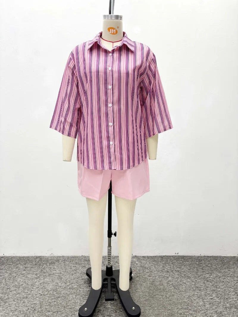 Gestreifte 2-teilige Outfits für Damen, übergroß, elegant, lockeres Kurzarm-Hemd mit Knöpfen und rosa Shorts, lässiges afrikanisches Mode-Sommer-Set – Detail 2