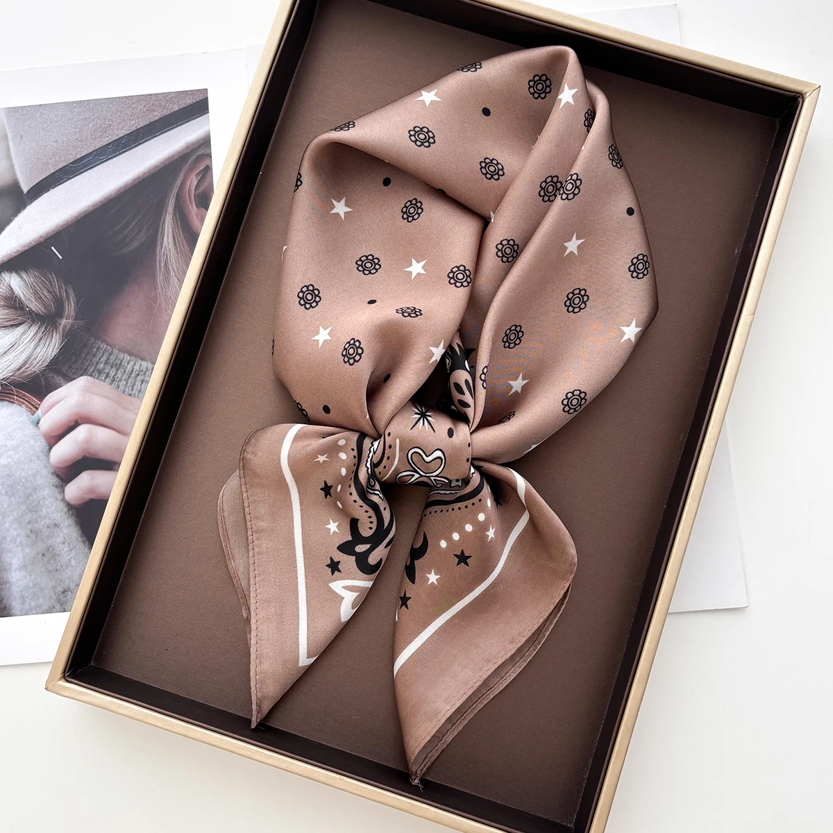 Luxuriöser, quadratischer Schal (70 x 70 cm) für Damen, im Retro-Stil, als Schal, Halstuch, Bandana oder Hijab, aus weichem, strapazierfähigem Stoff, ideal für den täglichen Gebrauch. – Detail 7