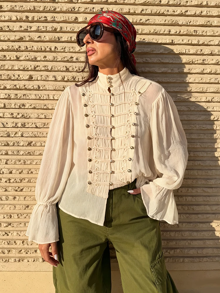 Trendige beige Bluse aus Crinkle-Stoff für Damen, locker geschnitten, mit Stehkragen, doppelten Metallknöpfen, Laternenärmeln, geeignet für Herbst, Dating und Pendeln. – Detail 9