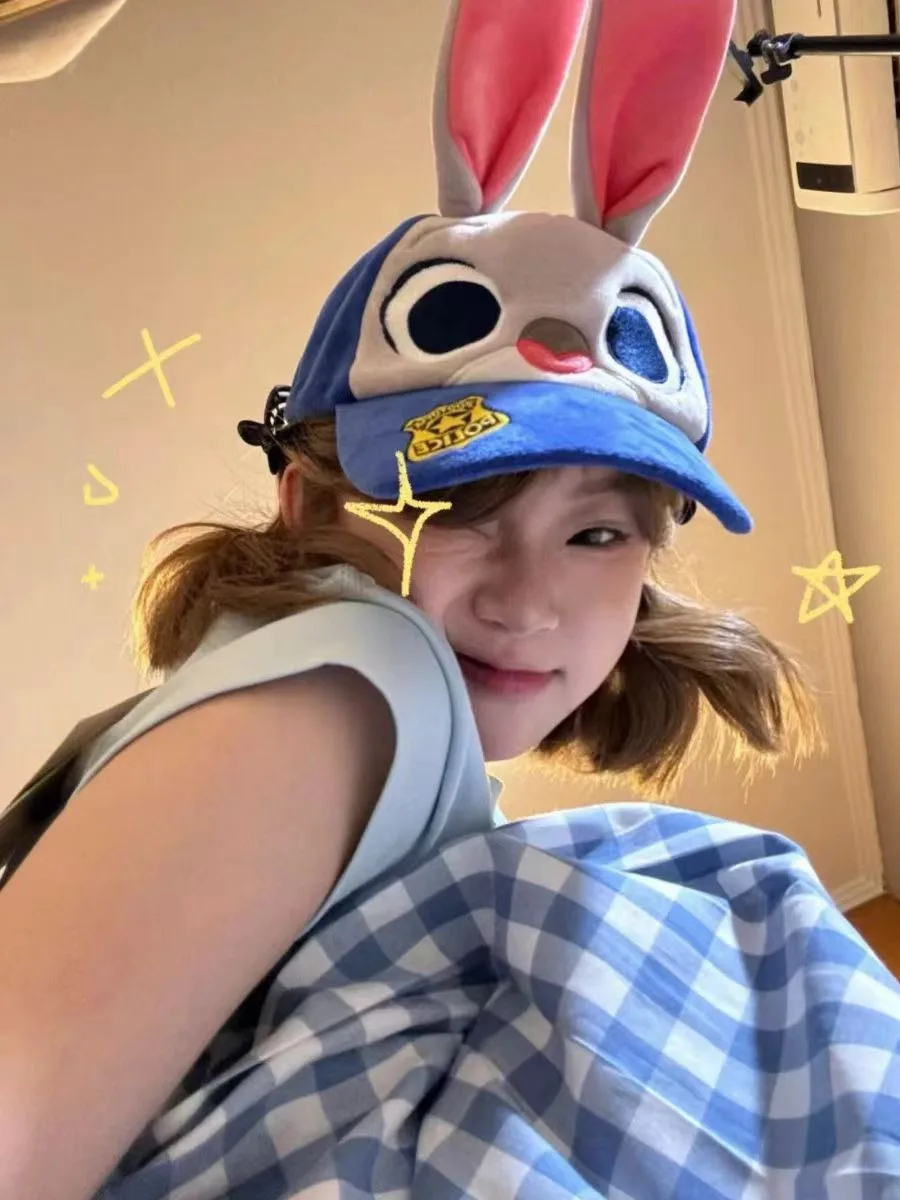 Cute rabbit Judy plush baseball cap with wide brim, big face, small face, warm standing ears, duck tongue hat