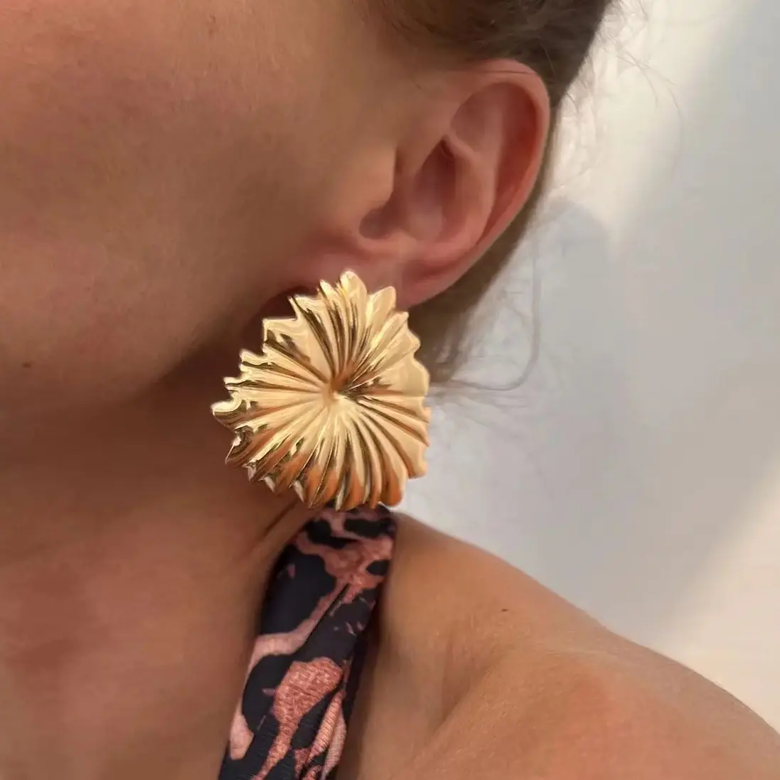 

SHIXIN Smooth Geometric Metal Large Flower Stud Earrings for Women Classic Gold Color Petal Sun Floral Earrings Outdoor Jewelry