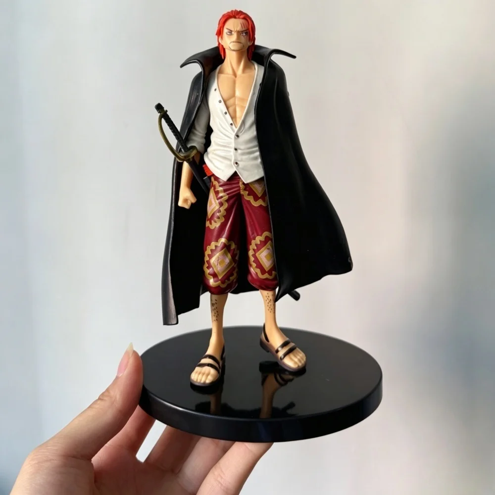 Heiße 18cm Anime-Figur Rote Haare Shanks Actionfiguren Cartoon-Figur Modell PVC-Puppe Sammlerstück Desktop-Dekoration Spielzeug