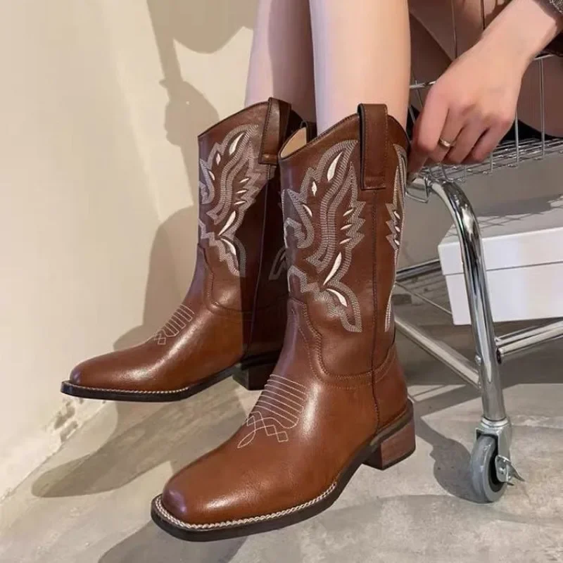 Zimowe Brązowe Botki Damskie w Stylu Vintage Kowbojki Damskie 2025 Haftowane Botki Damskie z Kwadratowym Noskiem Brązowe Długie Botki na Grubej Podeszwie do Połowy Łydki