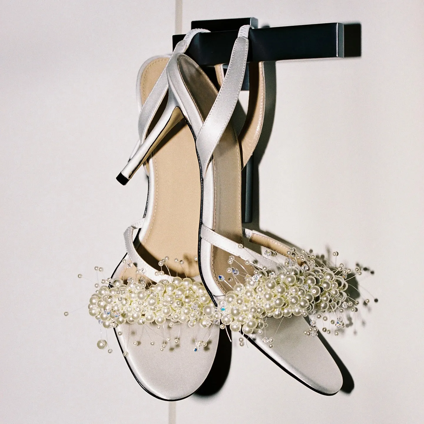 

Summer new elegant style pearl flat toe sandals with round toe and exposed toe women's feel, versatile slim heels and high heels