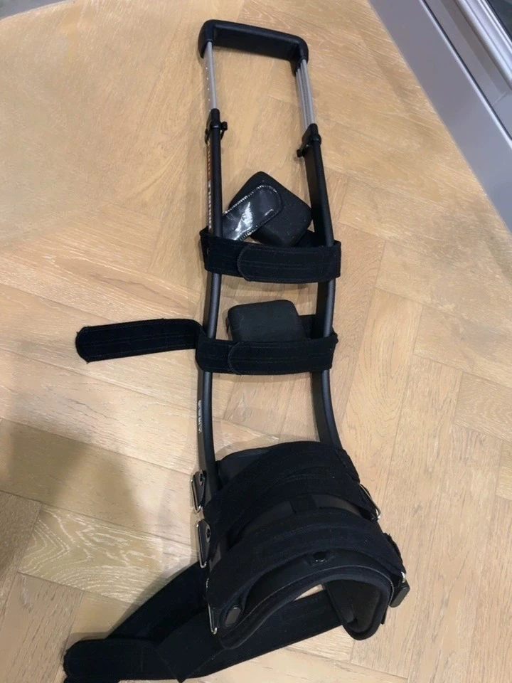 Fractures Walkers, Ankle Injuries, Walking Artifact, Fractures of One Foot, with Exercise Canes
