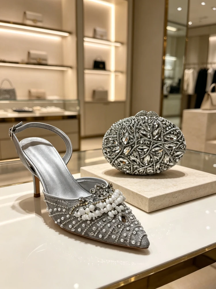 Conjunto de Zapatos de Tacón de Aguja Gris Plateado con Encaje y Perlas, y Bolso de Mano Ovalado con Hojas Huecas y Cristales, para Fiesta y Noche, Moda de Pasarela para Mujer