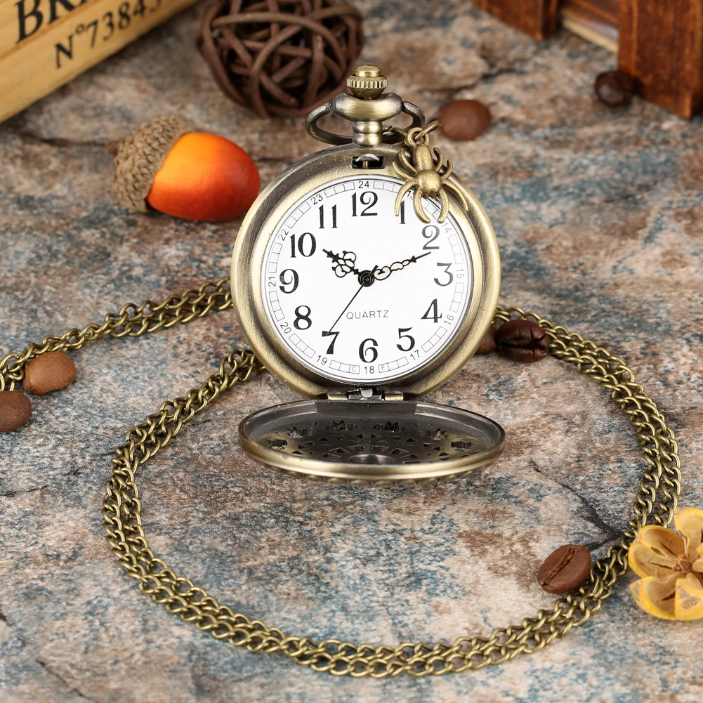 Reloj de bolsillo con patrón de tela hueca de bronce para hombres y mujeres, números árabes, esfera, colgante de araña, accesorio, collar de cuarzo, reloj de bolsillo