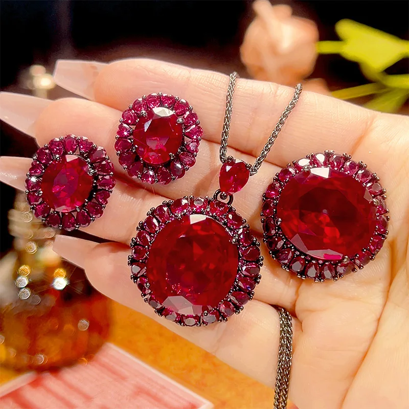 

Новый осенне-зимний комплект украшений с позолоченным красным корундом, роскошное исполнение, размер основного камня 18*20.