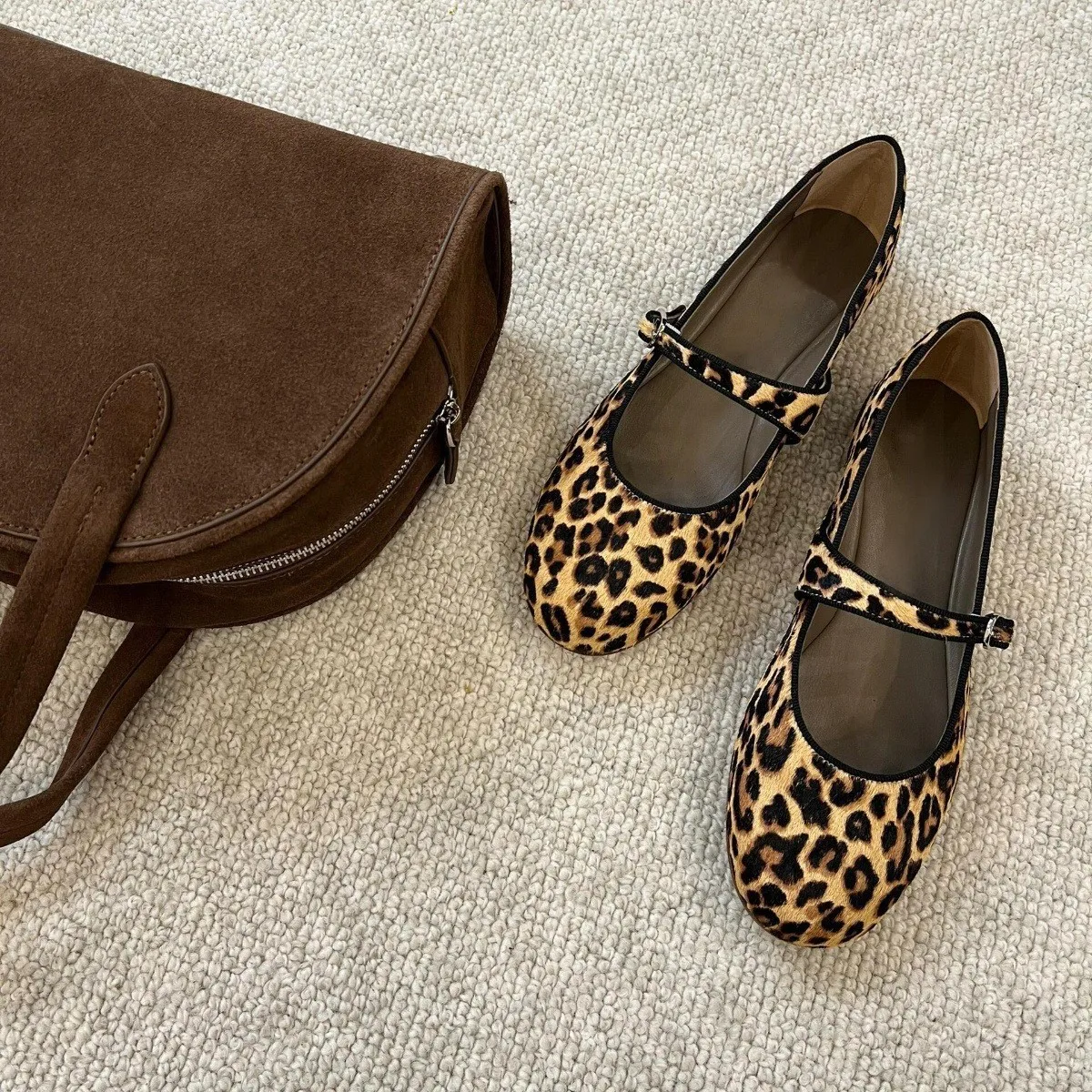 Scarpe da donna con stampa leopardata in vera pelle di vacchetta Scarpe da balletto con tacco spesso primavera autunno da donna Scarpe piatte da donna con una fibbia Casual