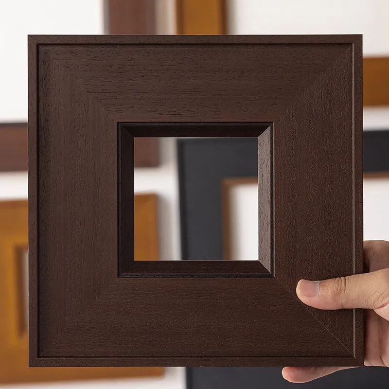 

Декоративная фоторамка из массива дерева ручной работы, простая, но элегантная, для украшения комнаты.