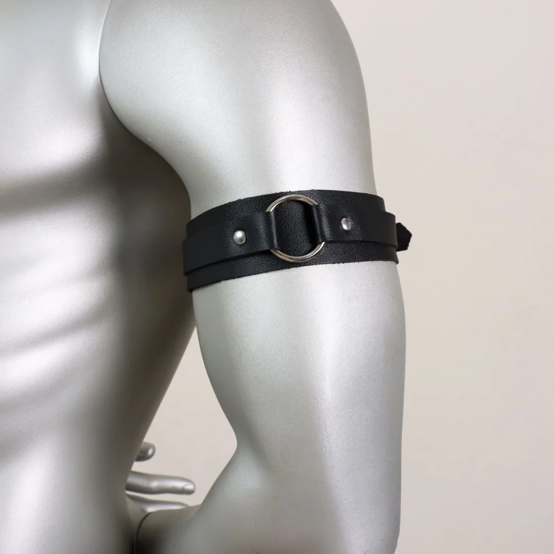Oberarm-Armband aus schwarzem Leder für Herren, elastisch, verstellbares Armband, Herren-Arme, Geschirr, Gürtel, Kostüm für Nachtclub, Cosplay-Gürtel – Detail 4