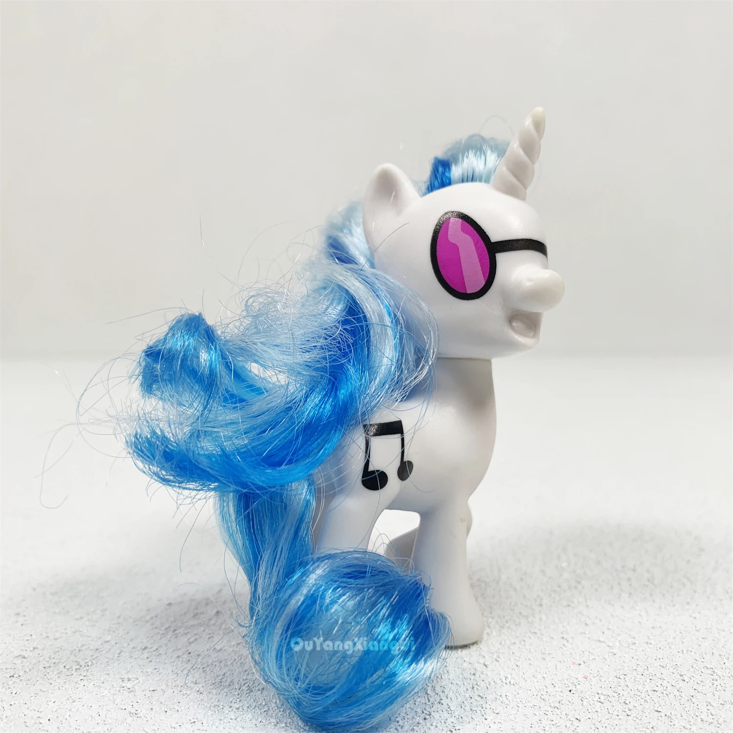 P8-150 Action Figures 8cm Little Cute Horse Model Doll Music prince wearing sunglasses Toys for Children