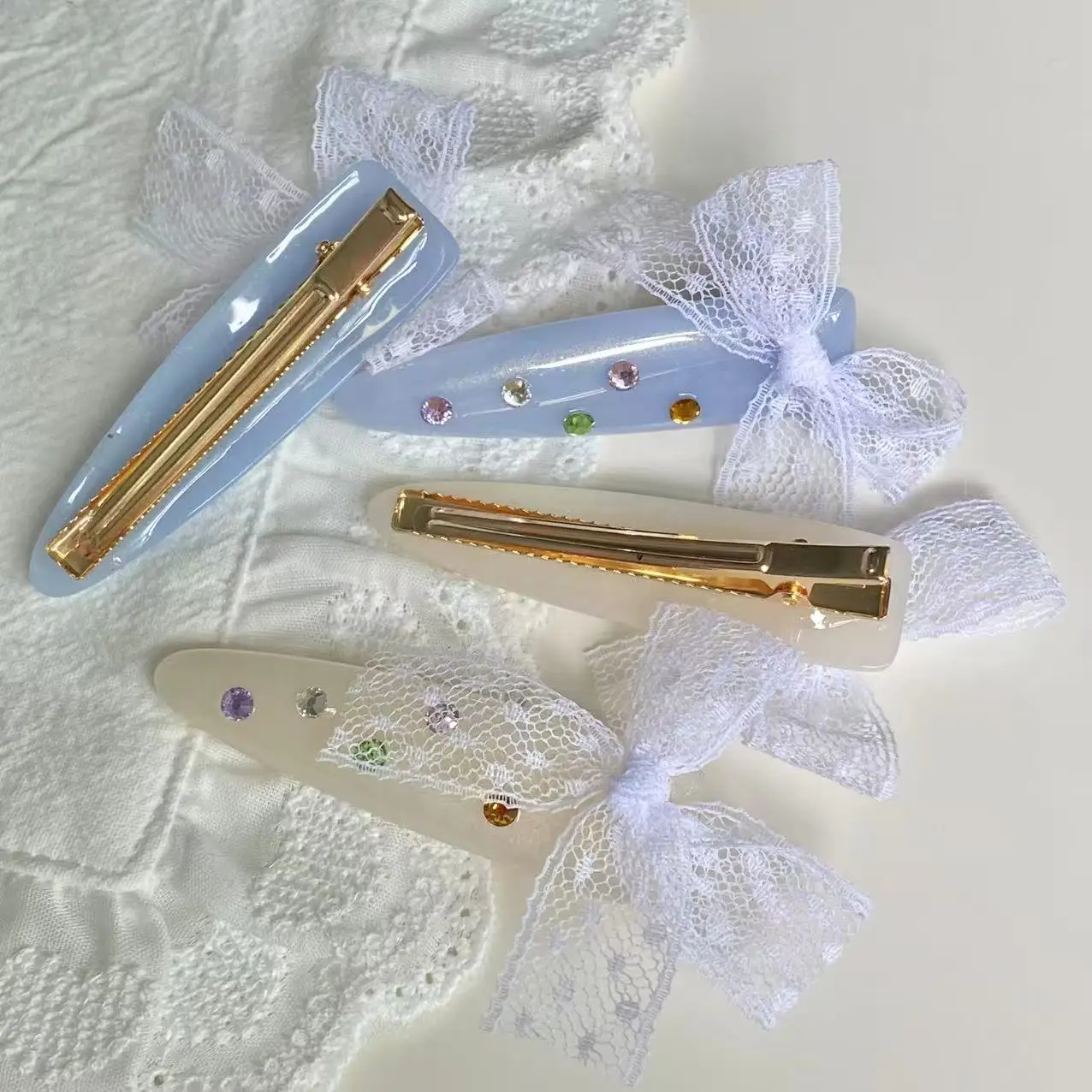 1 個のヘアクリップ、白いレースのリボンとカラフルなラインストーン付き、女の子と女性のためのかわいいヘアアクセサリー