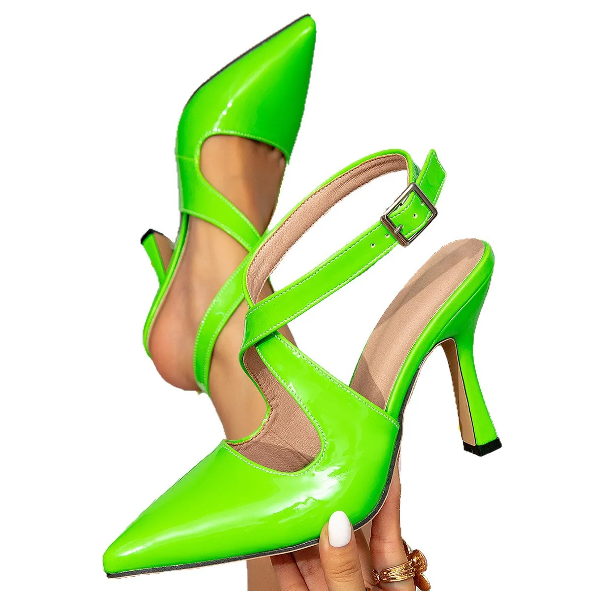 Sandales de soirée pour femmes en cuir verni vert fluo brillant, à brides croisées, à bout pointu et talon en forme de verre à champagne.