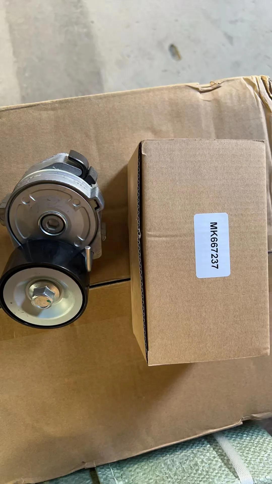 

belt tensioner for Mitsubishi 4p10 engine mk667237