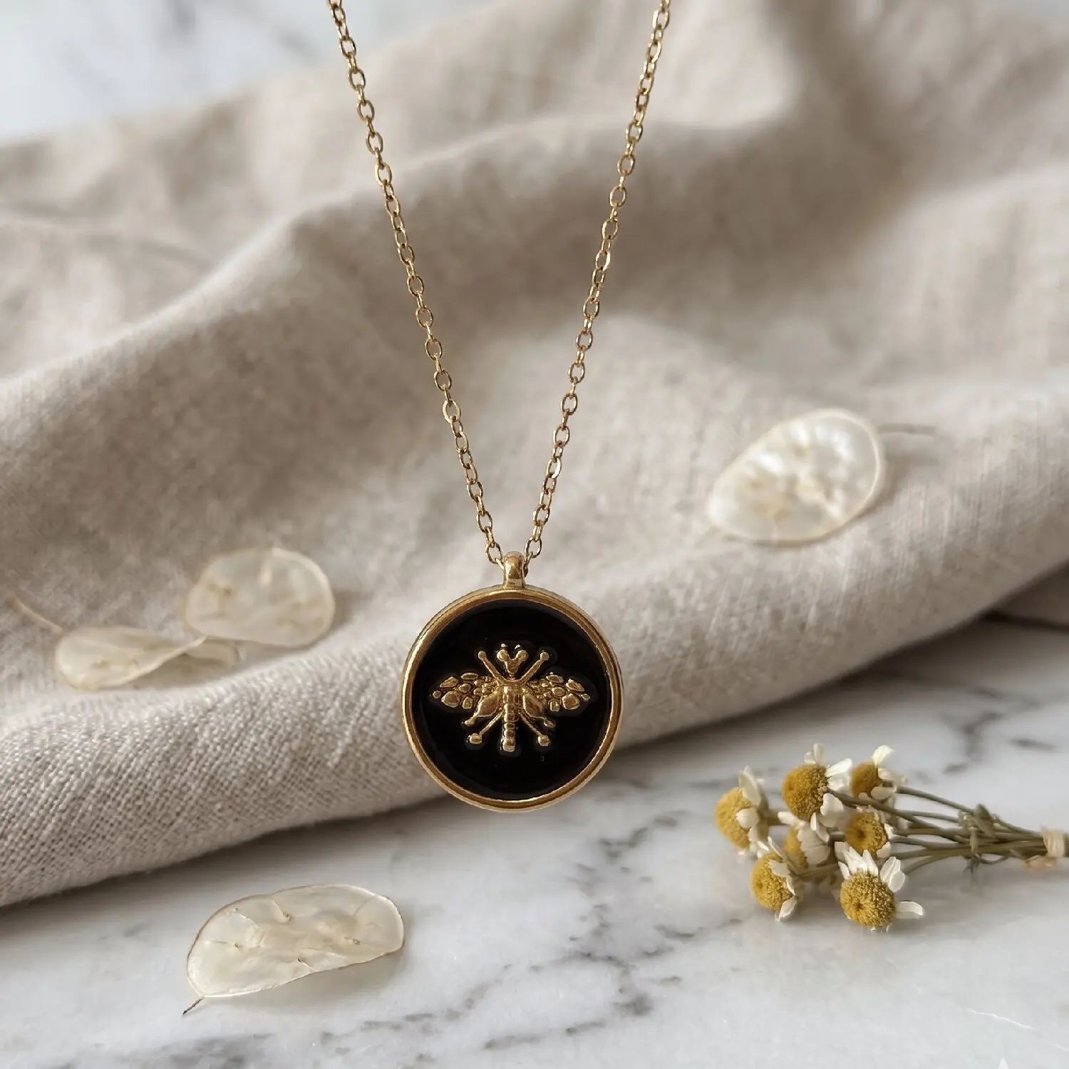 Stainless Steel Vintage Round Bee Pendant Charms Necklace For Women Geometric Circular Insect Chain Choker Fashion Jewelry