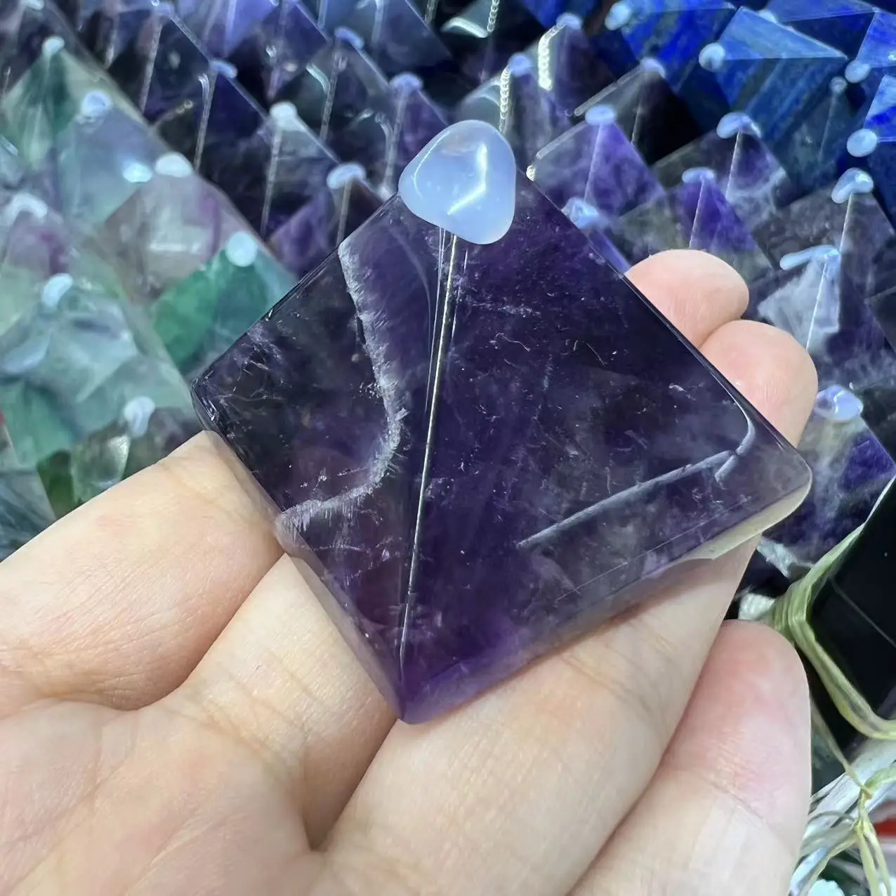 

Натуральный флюорит, красивая резьба