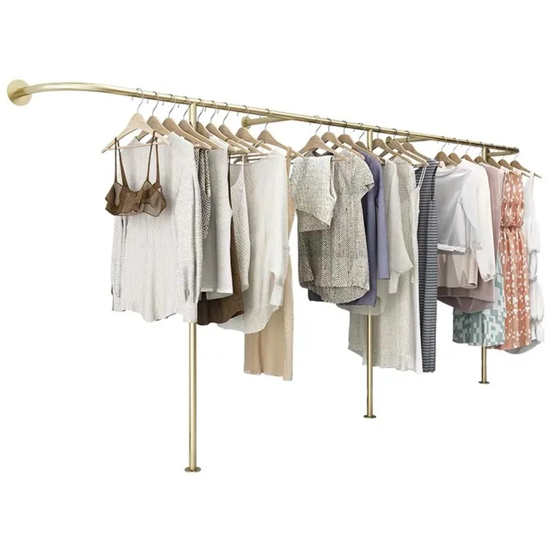 Clothes racks are hung on the wall of clothes racks in clothing stores
