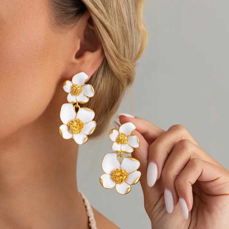 

Retro White Red Enamle Flower Metal Stud Earrings for Women Sweet Elegant Personality Charm Earrings Fashion Jewelry
