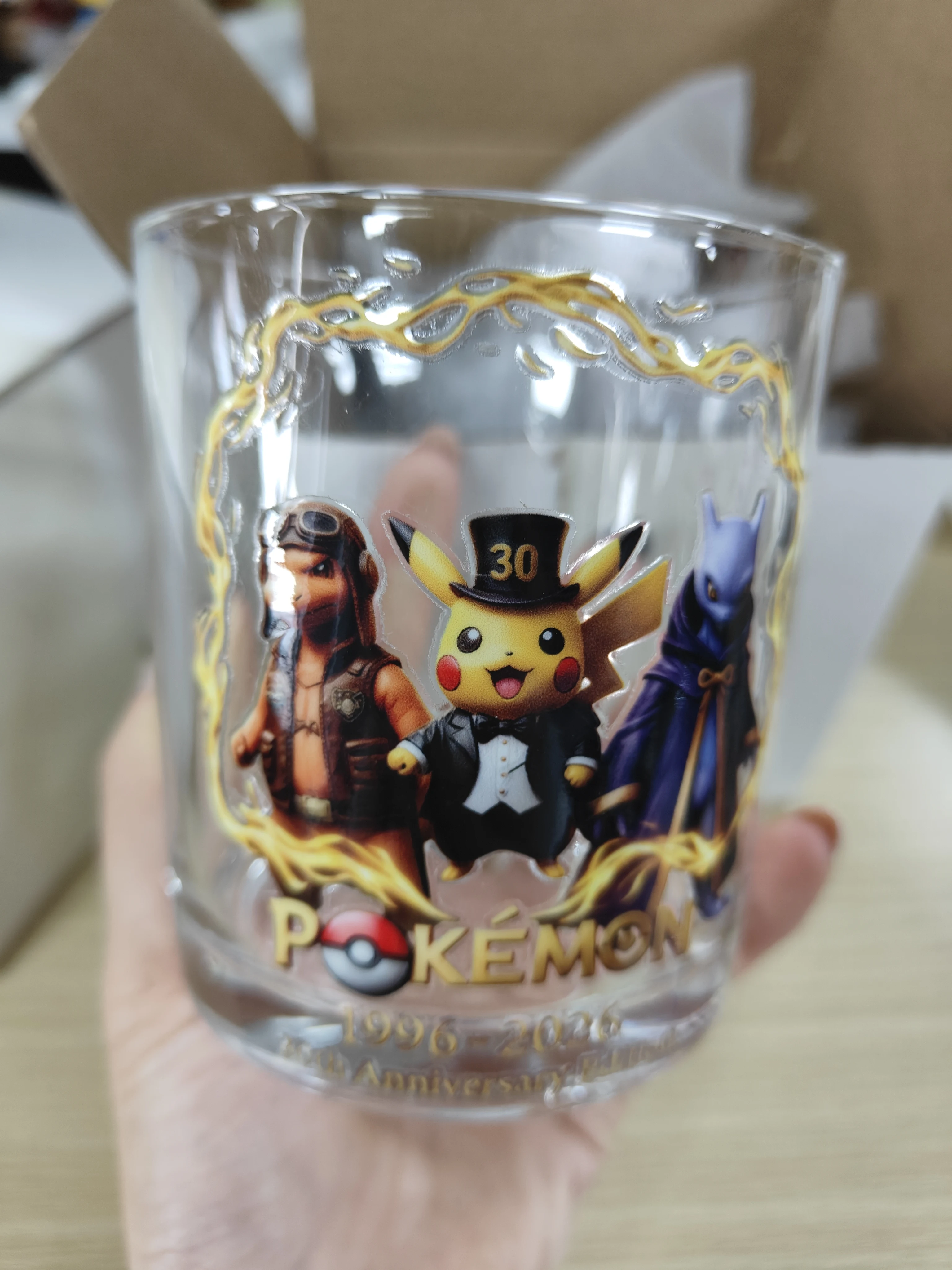Neuer Pokémon 30. Jubiläums-Whiskey-Tumbler mit historischem Muster, Vintage-Porträt-Design, Glasbecher – Detail 4