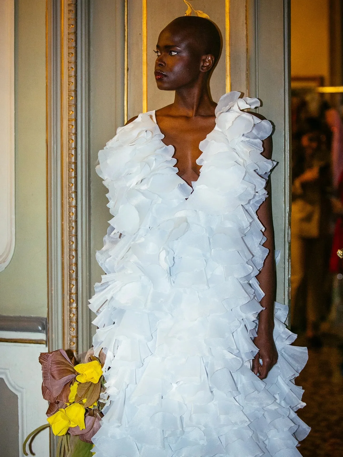 Nuevo vestido de alta costura para mujer, vestidos de fiesta de Organza plisados con cuello en V para evento de boda, vestido de Gala, vestidos largos de graduación con volantes