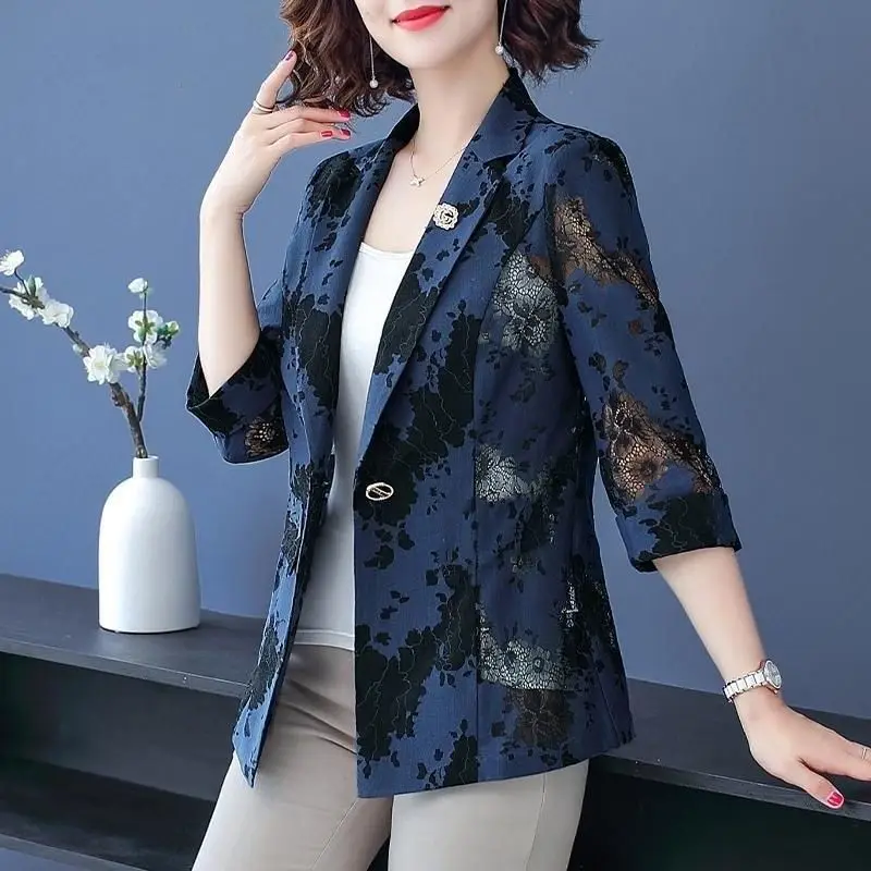 Mom's Spring Summer New Small Suit Coat Fashionable Upscale Lace Hollow Button Pocket Splicing Casual Versatile 3/4 Sleeve Coat