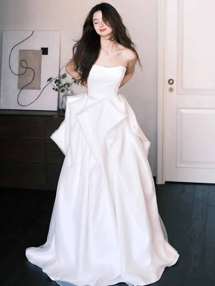 

Ele Satin Light Wedding Dr Bustier Cusizable Engagement White Simple Design Exit Veil for Young Brides in Their 20s