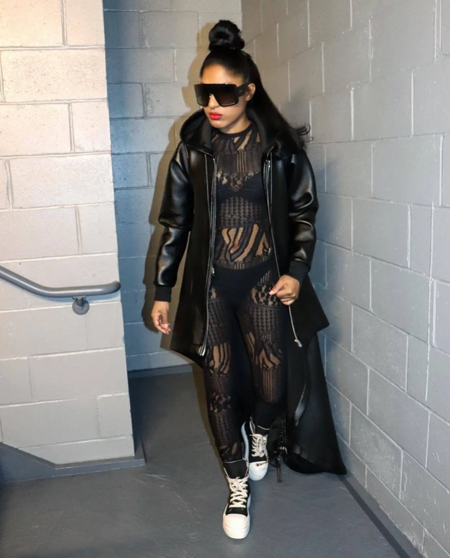 เสื้อโค้ทผู้หญิง หนัง PU หนา แขนยาว รุ่นปี 2025 แบบมีฮู้ด ทรงไฮโลว์ สไตล์เทรนช์โค้ท แฟชั่นสตรีทแวร์ มีกระเป๋า